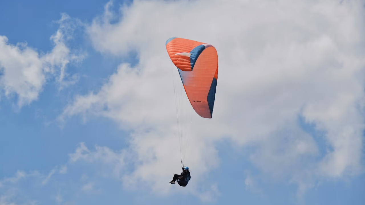 Paraglajding start iznad lesne ravni u Vojvodini