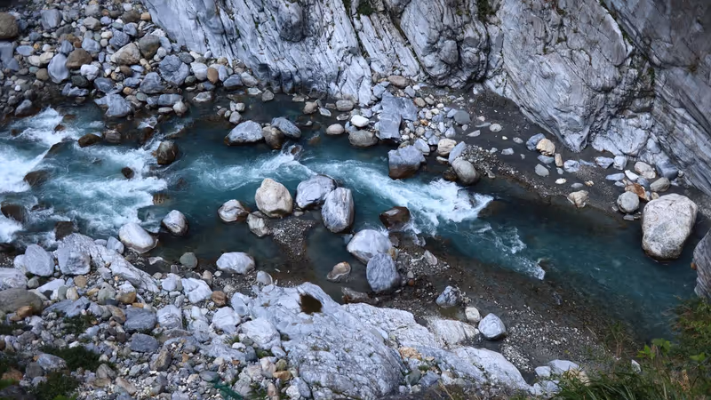 Rafting grupa na brzacima reke Tare sa zelenim zidovima kanjona